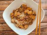 Nouilles de riz sautées aux champignons et poulet