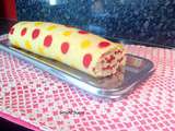 Gâteau roulé imprimé pois, mousse de citron et framboises