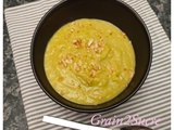 Soupe de poireau-coco, curry et cacahuètes