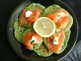 Blinis verts au saumon fumé et crème acidulée