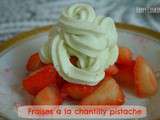 Salade de fraises et chantilly à la pistache