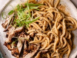 Nouilles udon au miso et beurre noisette avec du poulet mariné