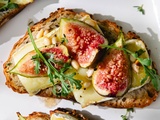 Tartines de brie et figues rôties au miel, le combo qui claque