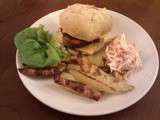 Cheeseburger : buns, frites au four et coleslaw maison