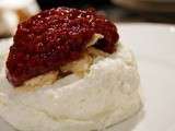 Meringue au Cremet d'Angers et compotée de framboises