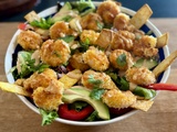 Cette salade fraîche aux crevettes bang bang croustillantes est addictive pour l’été