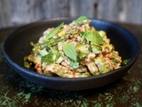 Risotto revisité en 20 min : épeautre crémeux + pesto de fanes (anti-gaspi)