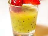 Smoothies kiwi-ananas et brochettes de fraises