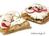 Toast radis, fromage frais et menthe