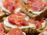 Toast ricotta, miel et jambon cru