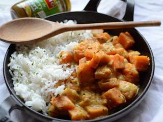 Curry vert de patate douce, lentilles corail et lait de coco