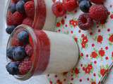 Dessert au fromage blanc, coulis de fraises, framboises et myrtilles