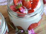 Dessert en pot fraises, yaourt et biscuitsde Montbozon Jours Heureux