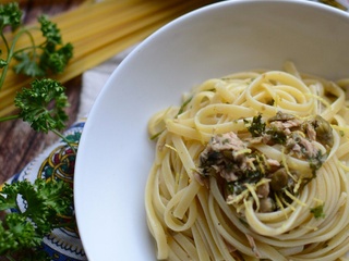 Linguine olives vertes câpres persil et thon