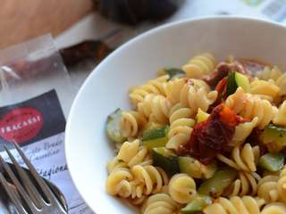 One pan pasta courgettes tomates confites et saucissses italiennes