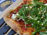 Pizza roquette pignes et mozzarella