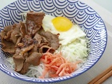 Donburi au porc grillé au gingembre et œufs au plat