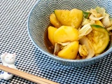 Mijoté japonais de pommes de terre et légumes comme un nikujaga