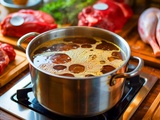 Ce que révèle la mousse d’un bouillon sur la cuisson de votre viande
