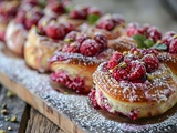 Délectez-vous avec ces brioches rolls à la framboise, pistaches et chocolat blanc, sans cannelle