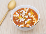 Soupe de tomates aux épices, tofu fumé et à la feta