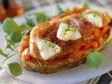 Bruschetta Incomabord à la tomate, au jambon de Parme et à la mozzarella