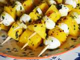 Brochettes de mini-mozzarella, mangue et basilic