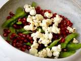 Salade de pois mange-tout, grenade et pop-corn pimenté