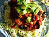 Spaghettis à la sauce tomate, avocat et lardons