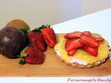 Tarte fraise, kiwi, ananas sur chantilly de fraises & framboises