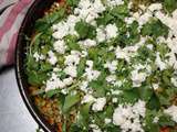 Rösti géant orange de patate douce, carotte et courge avec des petits pois, de la roquette et de la feta comme Jamie Olivier