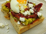 Avocado toast harissa, œuf, fêta et miel