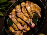 Échine de porc rôtie aux échalotes et pommes de terre