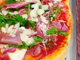 Pizza tomate, mozza, prosciutto, roquette, parmesan