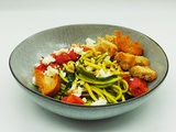 Spaghetti de courgettes au pesto, tomates rôties, fêta et croutons