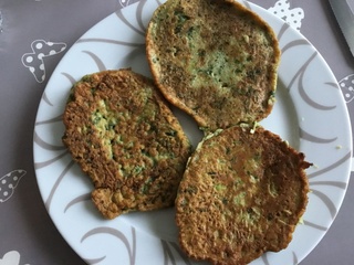 Omelette à la courgette, farine et persil en galette