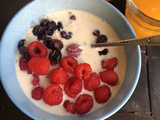 Porridge froid aux flocons d’avoine et aux fruits rouges