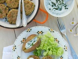 Galettes de quinoa et petits légumes, sauce yaourt à l'ail des ours