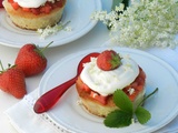 Génoise aux fraises et aux fleurs de sureau