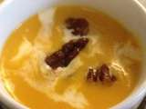 Velouté de butternut, carotte et coriandes aux noix de pécan caramélisées