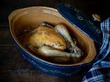 Poulet rôti dans une terrine à baeckeoffe pour une cuisson parfaite