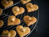 Sablés de Noël aux noisettes, parmesan et jambon sec italien