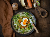 Salade frisée, légumes d’hiver braisés et oeuf mollet