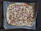 Tarte flambée traditionnelle (Flammekueche) aux oignons, lardons et crème