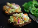 Tartines avocat, asperges et truite fumée