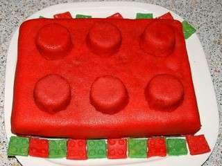 Gâteau en forme de brique de Lego, recouvert de pâte d'amande