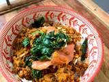 Poke bowl saumon, épinards et lentilles au lait de coco