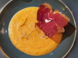 Velouté de butternut et chips de jambon cru