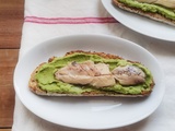 Tartine de guacamole aux petits pois et sardines