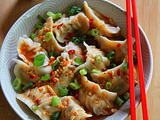 Jiaozi au porc et camarons, sauce pimentée aux cacahuètes et huile parfumée aux épices du Sichuan